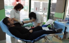Десетки се включиха в акцията на „Софиямед“ за доброволно кръводаряване преди Коледа